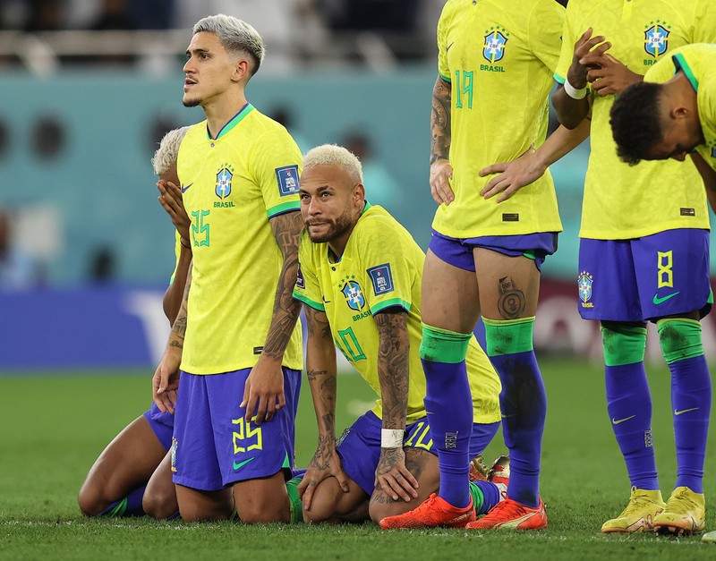 Neymar dari Brasil yang menangis setelah mereka kalah adu penalti selama pertandingan perempat final Piala Dunia FIFA Qatar 2022 antara Kroasia dan Brasil di Stadion Education City pada 9 Desember 2022 di Al Rayyan, Qatar. (Charlotte Wilson/Offside/Offside via Getty Images)