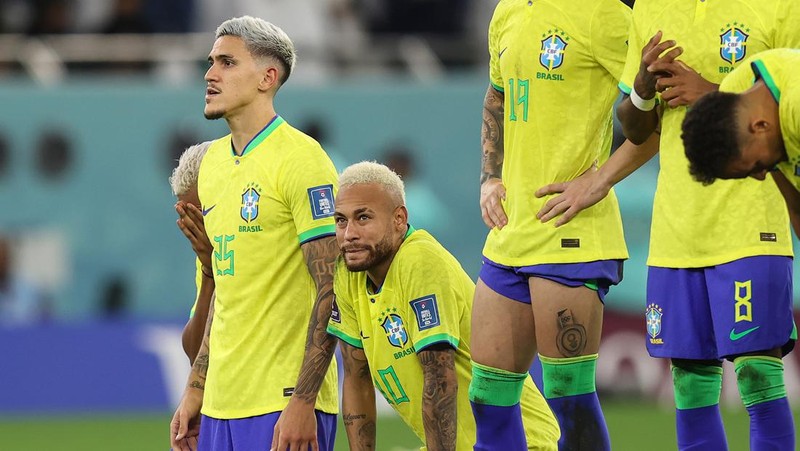 Neymar dari Brasil yang menangis setelah mereka kalah adu penalti selama pertandingan perempat final Piala Dunia FIFA Qatar 2022 antara Kroasia dan Brasil di Stadion Education City pada 9 Desember 2022 di Al Rayyan, Qatar. (Charlotte Wilson/Offside/Offside via Getty Images)