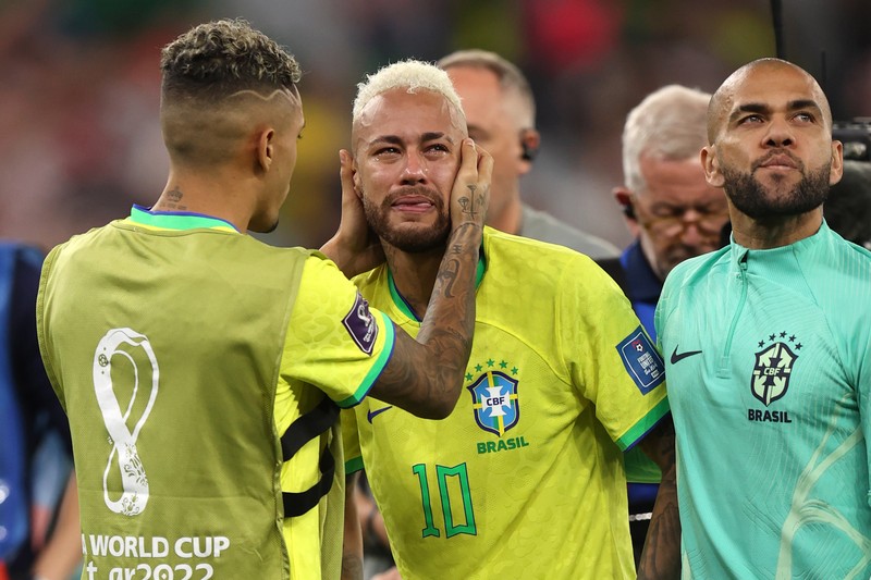 Neymar dari Brasil yang menangis setelah mereka kalah adu penalti selama pertandingan perempat final Piala Dunia FIFA Qatar 2022 antara Kroasia dan Brasil di Stadion Education City pada 9 Desember 2022 di Al Rayyan, Qatar. (Charlotte Wilson/Offside/Offside via Getty Images)