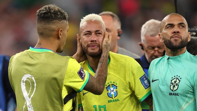 Neymar dari Brasil yang menangis setelah mereka kalah adu penalti selama pertandingan perempat final Piala Dunia FIFA Qatar 2022 antara Kroasia dan Brasil di Stadion Education City pada 9 Desember 2022 di Al Rayyan, Qatar. (Charlotte Wilson/Offside/Offside via Getty Images)