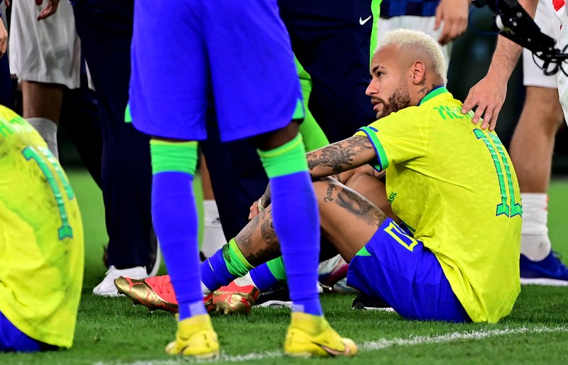 Neymar dari Brasil yang menangis setelah mereka kalah adu penalti selama pertandingan perempat final Piala Dunia FIFA Qatar 2022 antara Kroasia dan Brasil di Stadion Education City pada 9 Desember 2022 di Al Rayyan, Qatar. (Charlotte Wilson/Offside/Offside via Getty Images)