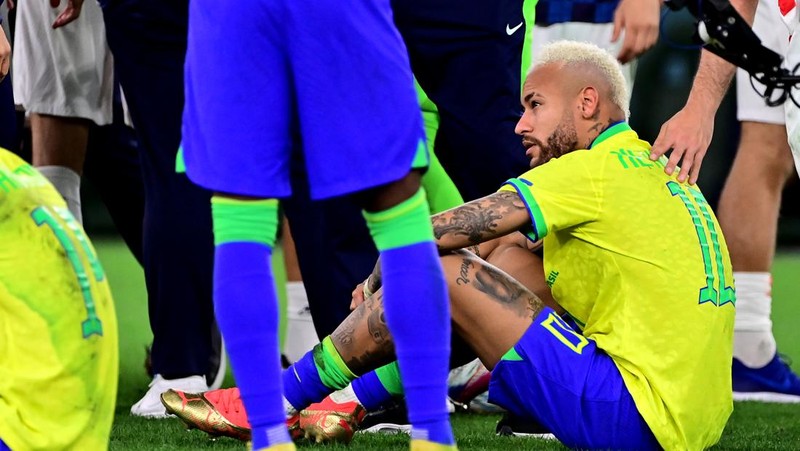 Neymar dari Brasil yang menangis setelah mereka kalah adu penalti selama pertandingan perempat final Piala Dunia FIFA Qatar 2022 antara Kroasia dan Brasil di Stadion Education City pada 9 Desember 2022 di Al Rayyan, Qatar. (Charlotte Wilson/Offside/Offside via Getty Images)