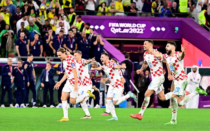 Neymar dari Brasil yang menangis setelah mereka kalah adu penalti selama pertandingan perempat final Piala Dunia FIFA Qatar 2022 antara Kroasia dan Brasil di Stadion Education City pada 9 Desember 2022 di Al Rayyan, Qatar. (Charlotte Wilson/Offside/Offside via Getty Images)