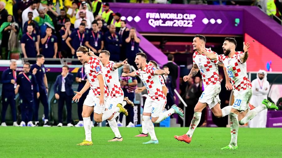 Neymar dari Brasil yang menangis setelah mereka kalah adu penalti selama pertandingan perempat final Piala Dunia FIFA Qatar 2022 antara Kroasia dan Brasil di Stadion Education City pada 9 Desember 2022 di Al Rayyan, Qatar. (Charlotte Wilson/Offside/Offside via Getty Images)
