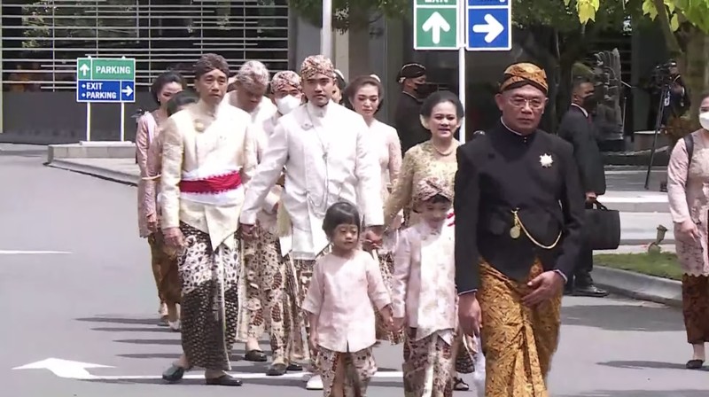 Pengantin Kaesang di dampingi bapak Presiden Joko Widodo dan Ibu Iriana Joko Widodo berserta rombongan tiba di lokasi pernikahan dari Pendopo Agung Royal Ambarrukmo Hotel Yogyakarta, Sabtu (10/12/2022). (Tangkapan Layar Youtube Presiden Joko Widodo)
