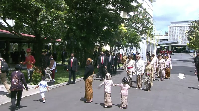 Pengantin Kaesang di dampingi bapak Presiden Joko Widodo dan Ibu Iriana Joko Widodo berserta rombongan tiba di lokasi pernikahan dari Pendopo Agung Royal Ambarrukmo Hotel Yogyakarta, Sabtu (10/12/2022). (Tangkapan Layar Youtube Presiden Joko Widodo)