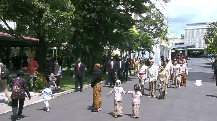 Pengantin Kaesang di dampingi bapak Presiden Joko Widodo dan Ibu Iriana Joko Widodo berserta rombongan tiba di lokasi pernikahan dari Pendopo Agung Royal Ambarrukmo Hotel Yogyakarta, Sabtu (10/12/2022). (Tangkapan Layar Youtube Presiden Joko Widodo)