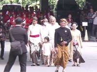 Berbaju Putih, Potret Kaesang Tiba di Lokasi Akad Nikah