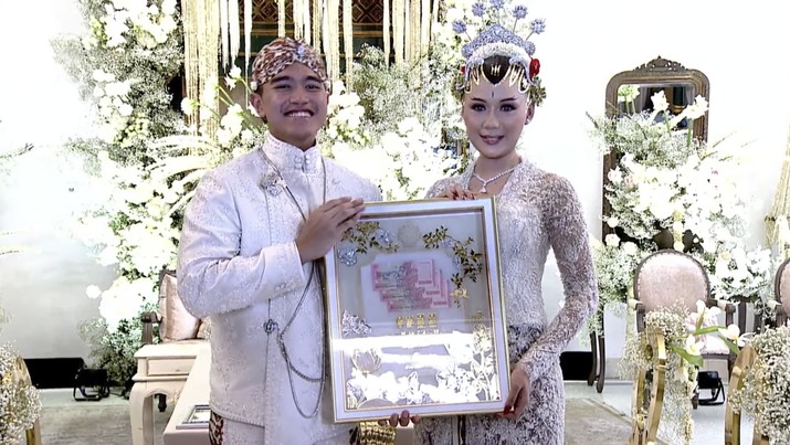 Penyerahan Mahar dan buku nikah kepada kedua mempelai Kaesang dan Erina usai laksanakan akad nikah dari Pendopo Agung Royal Ambarrukmo Hotel Yogyakarta, Sabtu (10/12/2022). (Tangkapan Layar Youtube Presiden Joko Widodo)