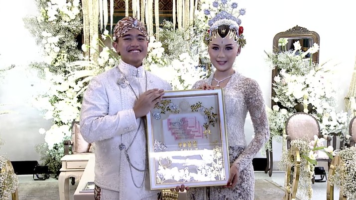 Penyerahan Mahar dan buku nikah kepada kedua mempelai Kaesang dan Erina usai laksanakan akad nikah dari Pendopo Agung Royal Ambarrukmo Hotel Yogyakarta, Sabtu (10/12/2022). Penyerahan Mahar dan buku nikah kepada kedua mempelai Kaesang dan Erina usai laksanakan akad nikah dari Pendopo Agung Royal Ambarrukmo Hotel Yogyakarta, Sabtu (10/12/2022). (Tangkapan Layar Youtube Presiden Joko Widodo)