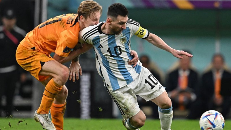 Penyerang #10 Argentina Lionel Messi (Tengah) berbicara dengan mantan pemain Belanda Edgar Davids saat ia merayakan kemenangan pertandingan sepak bola perempat final Piala Dunia Qatar 2022 antara Belanda dan Argentina di Stadion Lusail, utara Doha pada 9 Desember 2022. (FRANCK FIFE/AFP via Getty Images)