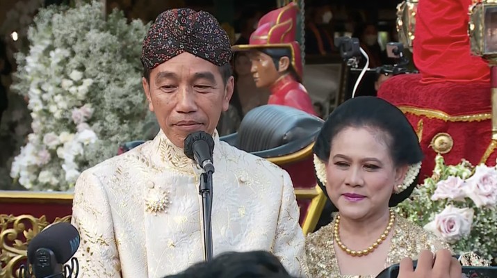 Presiden Joko Widodo dan Ibu Iriana Joko Widodo Mengadakan Konferensi pers usai pelaksanaan prosesi pernikahan putra bungsunya Kaesang dengan Erina Gudono dari Pendopo Agung Royal Ambarrukmo Hotel Yogyakarta, Sabtu (10/12/2022). Presiden Joko Widodo dan Ibu Iriana Joko Widodo Mengadakan Konferensi pers usai pelaksanaan prosesi pernikahan putra bungsunya Kaesang dengan Erina Gudono dari Pendopo Agung Royal Ambarrukmo Hotel Yogyakarta, Sabtu (10/12/2022). (Tangkapan Layar Youtube Presiden Joko Widodo)