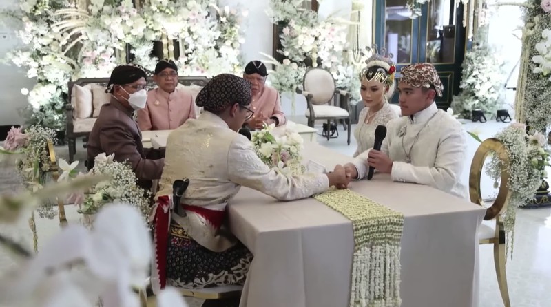 Prosesi Akad Nikah putra bungsu Presiden Joko Widodo Kaesang Pangarep dengan Erina Gudono dari Pendopo Agung Royal Ambarrukmo Hotel Yogyakarta, Sabtu (10/12/2022). Prosesi Akad Nikah putra bungsu Presiden Joko Widodo Kaesang Pangarep dengan Erina Gudono dari Pendopo Agung Royal Ambarrukmo Hotel Yogyakarta, Sabtu (10/12/2022). (Tangkapan Layar Youtube Presiden Joko Widodo)