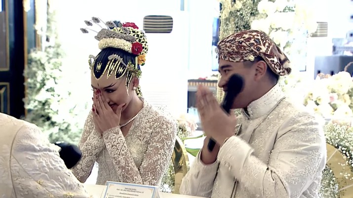Prosesi Akad Nikah putra bungsu Presiden Joko Widodo Kaesang Pangarep dengan Erina Gudono dari Pendopo Agung Royal Ambarrukmo Hotel Yogyakarta, Sabtu (10/12/2022). Prosesi Akad Nikah putra bungsu Presiden Joko Widodo Kaesang Pangarep dengan Erina Gudono dari Pendopo Agung Royal Ambarrukmo Hotel Yogyakarta, Sabtu (10/12/2022). (Tangkapan Layar Youtube Presiden Joko Widodo)