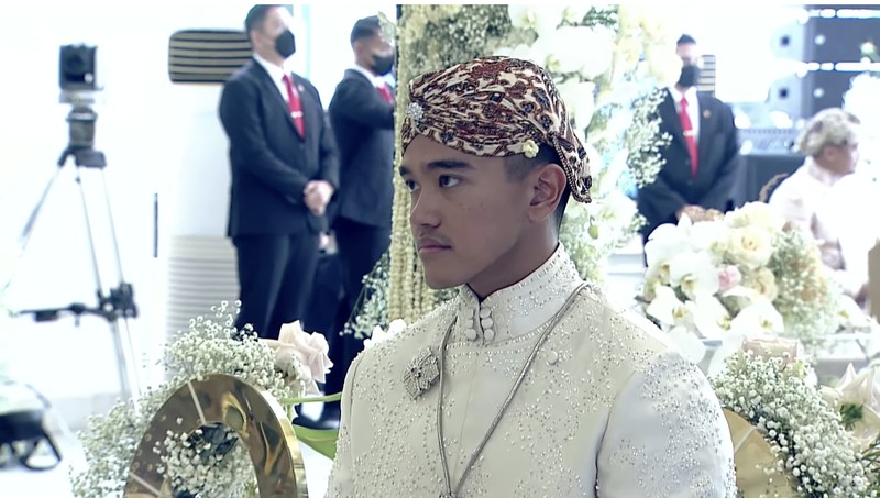 Pengantin Kaesang di dampingi bapak Presiden Joko Widodo dan Ibu Iriana Joko Widodo berserta rombongan tiba di lokasi pernikahan dari Pendopo Agung Royal Ambarrukmo Hotel Yogyakarta, Sabtu (10/12/2022). (Tangkapan Layar Youtube Presiden Joko Widodo)