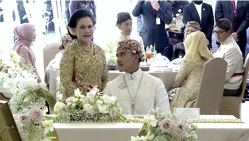 Pengantin Kaesang di dampingi bapak Presiden Joko Widodo dan Ibu Iriana Joko Widodo berserta rombongan tiba di lokasi pernikahan dari Pendopo Agung Royal Ambarrukmo Hotel Yogyakarta, Sabtu (10/12/2022). Pengantin Kaesang di dampingi bapak Presiden Joko Widodo dan Ibu Iriana Joko Widodo berserta rombongan tiba di lokasi pernikahan dari Pendopo Agung Royal Ambarrukmo Hotel Yogyakarta, Sabtu (10/12/2022). (Tangkapan Layar Youtube Presiden Joko Widodo)