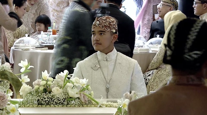 Pengantin Kaesang di dampingi bapak Presiden Joko Widodo dan Ibu Iriana Joko Widodo berserta rombongan tiba di lokasi pernikahan dari Pendopo Agung Royal Ambarrukmo Hotel Yogyakarta, Sabtu (10/12/2022). Pengantin Kaesang di dampingi bapak Presiden Joko Widodo dan Ibu Iriana Joko Widodo berserta rombongan tiba di lokasi pernikahan dari Pendopo Agung Royal Ambarrukmo Hotel Yogyakarta, Sabtu (10/12/2022). (Tangkapan Layar Youtube Presiden Joko Widodo)