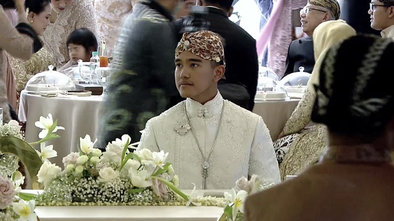 Pengantin Kaesang di dampingi bapak Presiden Joko Widodo dan Ibu Iriana Joko Widodo berserta rombongan tiba di lokasi pernikahan dari Pendopo Agung Royal Ambarrukmo Hotel Yogyakarta, Sabtu (10/12/2022). (Tangkapan Layar Youtube Presiden Joko Widodo)
