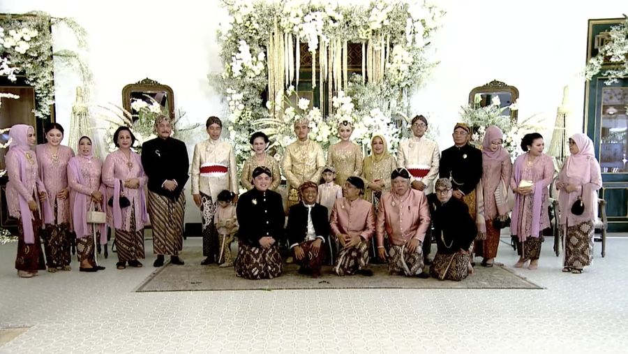 Prosesi Foto bersama presiden Joko Widodo dengan Para menteri dalam pernikahan Kaesang dan Erina. (Tangkapan Layar Youtube Presiden Joko Widodo)