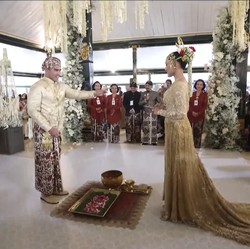 Syahdu, Erina & Kaesang Lakukan Upacara 'Cuci Kaki'