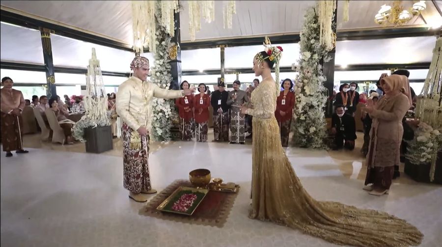 Prosesi pencucian kaki pengantin pria kaesang oleh istrinya Erina. (Tangkapan layar Youtube Presiden Joko Widodo)