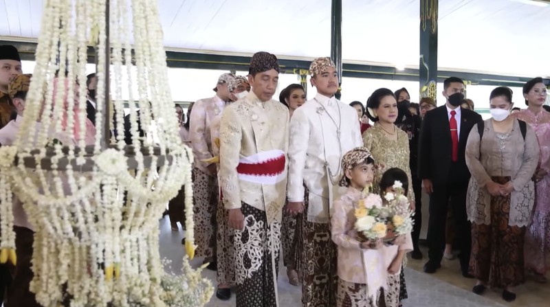 Pengantin Kaesang di dampingi bapak Presiden Joko Widodo dan Ibu Iriana Joko Widodo berserta rombongan tiba di lokasi pernikahan dari Pendopo Agung Royal Ambarrukmo Hotel Yogyakarta, Sabtu (10/12/2022). Pengantin Kaesang di dampingi bapak Presiden Joko Widodo dan Ibu Iriana Joko Widodo berserta rombongan tiba di lokasi pernikahan dari Pendopo Agung Royal Ambarrukmo Hotel Yogyakarta, Sabtu (10/12/2022). (Tangkapan Layar Youtube Presiden Joko Widodo)