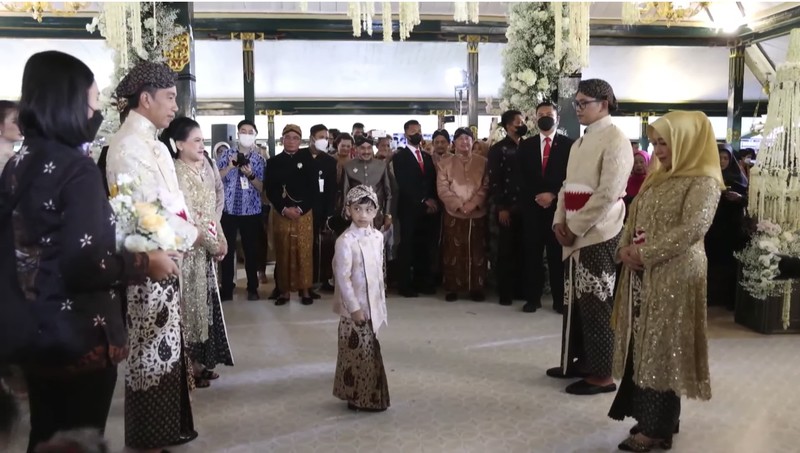 Pengantin Kaesang di dampingi bapak Presiden Joko Widodo dan Ibu Iriana Joko Widodo berserta rombongan tiba di lokasi pernikahan dari Pendopo Agung Royal Ambarrukmo Hotel Yogyakarta, Sabtu (10/12/2022). Pengantin Kaesang di dampingi bapak Presiden Joko Widodo dan Ibu Iriana Joko Widodo berserta rombongan tiba di lokasi pernikahan dari Pendopo Agung Royal Ambarrukmo Hotel Yogyakarta, Sabtu (10/12/2022). (Tangkapan Layar Youtube Presiden Joko Widodo)