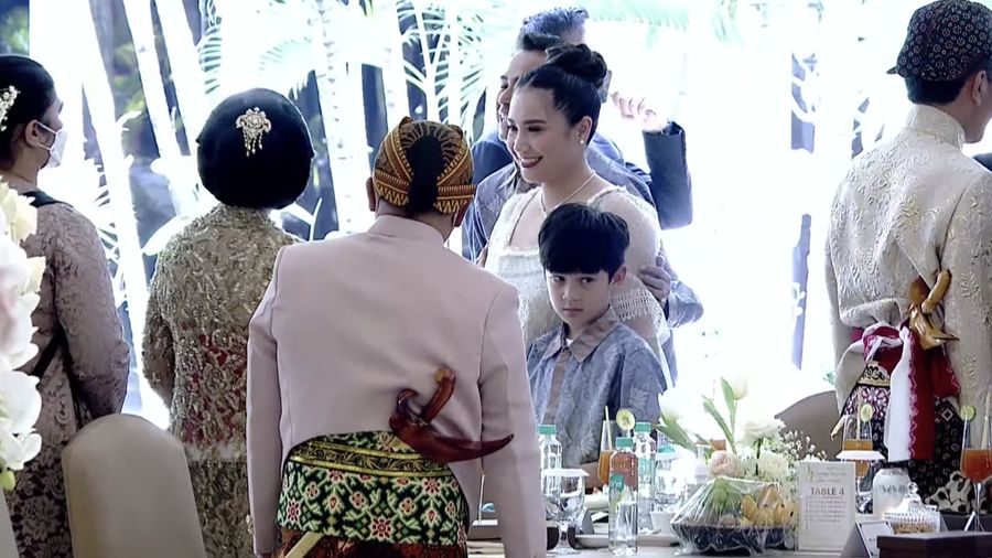 Raffi Ahmad & Nagita nampak menghadiri pernikahan Kaesang dan Erina di Pendopo Agung Royal Ambarrukmo Hotel Yogyakarta, Sabtu (10/12/2022). (Tangkapan Layar Youtube Presiden Joko Widodo)
