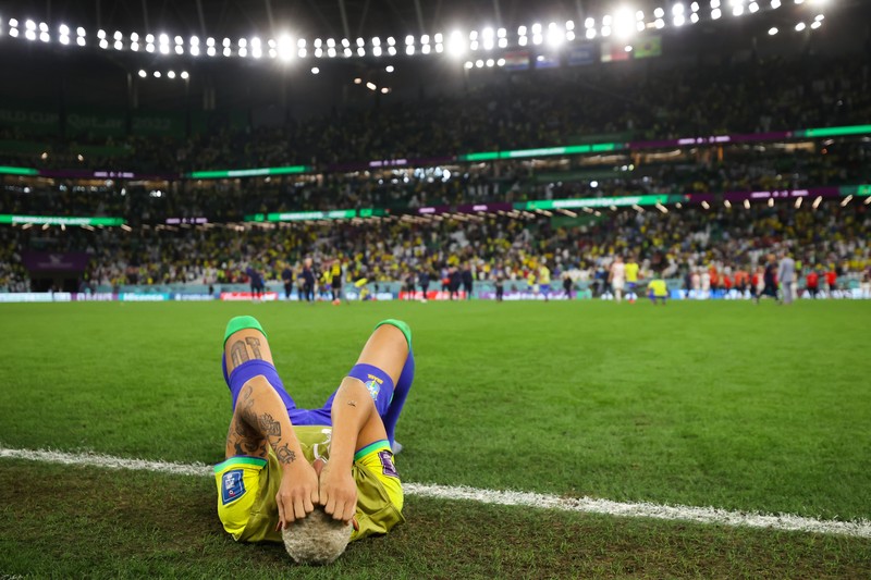 Neymar dari Brasil yang menangis setelah mereka kalah adu penalti selama pertandingan perempat final Piala Dunia FIFA Qatar 2022 antara Kroasia dan Brasil di Stadion Education City pada 9 Desember 2022 di Al Rayyan, Qatar. Neymar dari Brasil yang menangis setelah mereka kalah adu penalti selama pertandingan perempat final Piala Dunia FIFA Qatar 2022 antara Kroasia dan Brasil di Stadion Education City pada 9 Desember 2022 di Al Rayyan, Qatar. (Charlotte Wilson/Offside/Offside via Getty Images)