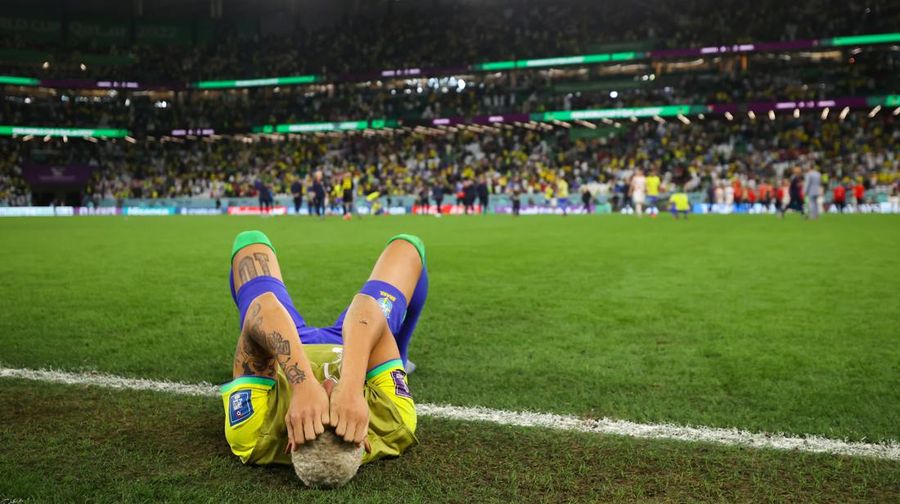 Neymar dari Brasil yang menangis setelah mereka kalah adu penalti selama pertandingan perempat final Piala Dunia FIFA Qatar 2022 antara Kroasia dan Brasil di Stadion Education City pada 9 Desember 2022 di Al Rayyan, Qatar. (Charlotte Wilson/Offside/Offside via Getty Images)