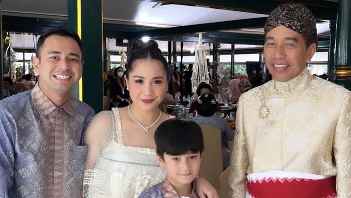 Sederet artis seperti Raffi Achmad, Nagita Slavina, Desta, Irfan Hakim dan Chef Arnold ikut hadir di acara akad nikah kedua mempelai. Sederet artis seperti Raffi Achmad, Nagita Slavina, Desta, Irfan Hakim dan Chef Arnold ikut hadir di acara akad nikah kedua mempelai. (Tangkapan Layar Story Instagram raffinagita1717)