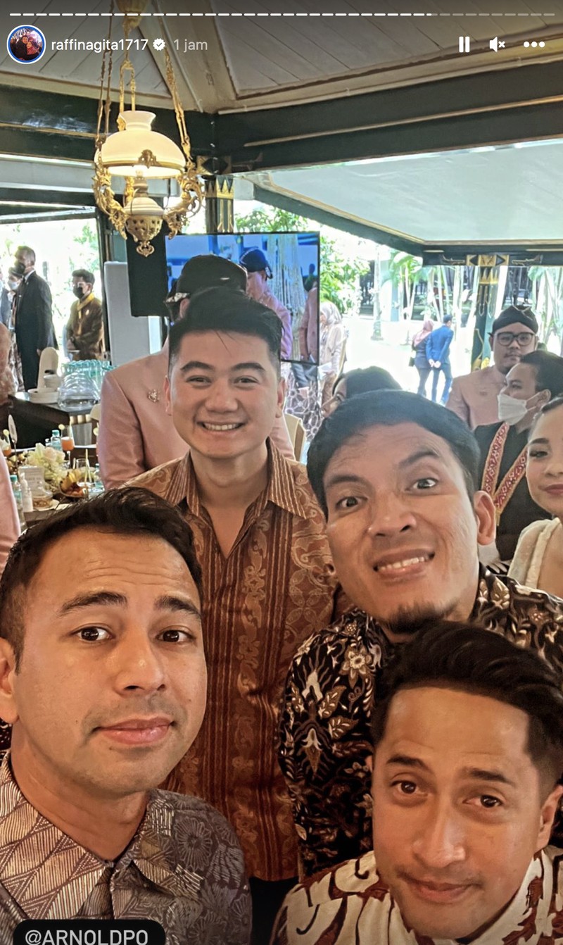Raffi Ahmad & Nagita nampak menghadiri pernikahan Kaesang dan Erina di Pendopo Agung Royal Ambarrukmo Hotel Yogyakarta, Sabtu (10/12/2022). (Tangkapan Layar Youtube Presiden Joko Widodo)