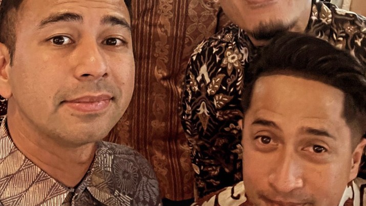 Sederet artis seperti Raffi Achmad, Nagita Slavina, Desta, Irfan Hakim dan Chef Arnold ikut hadir di acara akad nikah kedua mempelai. Sederet artis seperti Raffi Achmad, Nagita Slavina, Desta, Irfan Hakim dan Chef Arnold ikut hadir di acara akad nikah kedua mempelai. (Tangkapan Layar Story Instagram raffinagita1717)