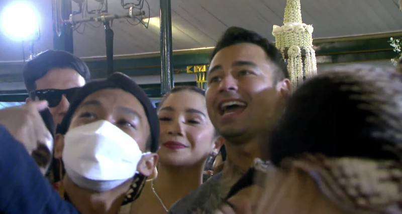 Raffi Ahmad & Nagita nampak menghadiri pernikahan Kaesang dan Erina di Pendopo Agung Royal Ambarrukmo Hotel Yogyakarta, Sabtu (10/12/2022). (Tangkapan Layar Youtube Presiden Joko Widodo)