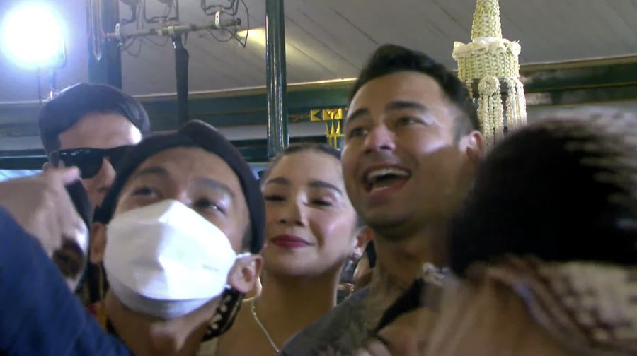 Raffi Ahmad & Nagita nampak menghadiri pernikahan Kaesang dan Erina di Pendopo Agung Royal Ambarrukmo Hotel Yogyakarta, Sabtu (10/12/2022). (Tangkapan Layar Youtube Presiden Joko Widodo)