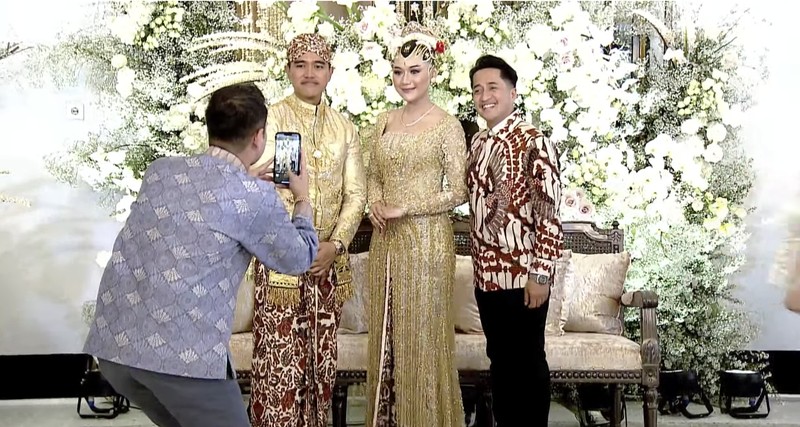 Raffi Ahmad & Nagita nampak menghadiri pernikahan Kaesang dan Erina di Pendopo Agung Royal Ambarrukmo Hotel Yogyakarta, Sabtu (10/12/2022). Raffi Ahmad & Nagita nampak menghadiri pernikahan Kaesang dan Erina di Pendopo Agung Royal Ambarrukmo Hotel Yogyakarta, Sabtu (10/12/2022). (Tangkapan Layar Youtube Presiden Joko Widodo)