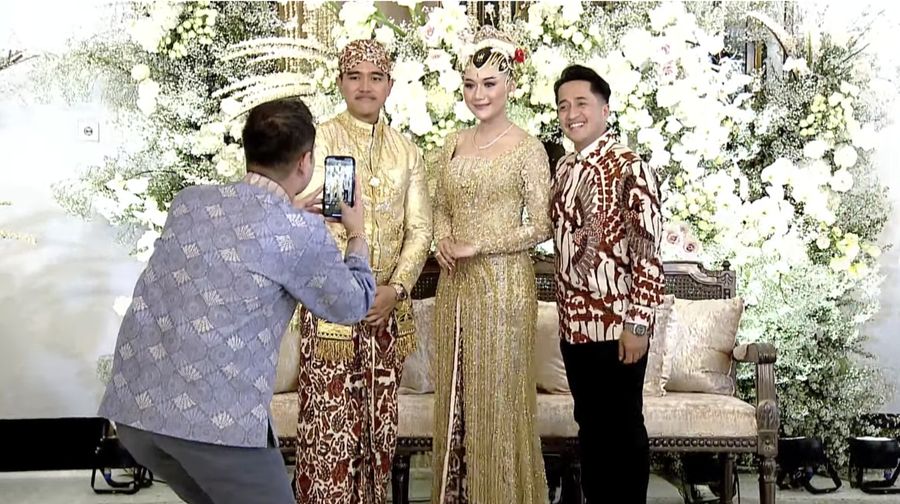 Raffi Ahmad & Nagita nampak menghadiri pernikahan Kaesang dan Erina di Pendopo Agung Royal Ambarrukmo Hotel Yogyakarta, Sabtu (10/12/2022). (Tangkapan Layar Youtube Presiden Joko Widodo)