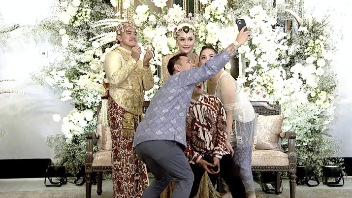Sejumlah artis Indonesia hadir dalam Pernikahan Kaesang dan Erina. (Tangkapan Layar Youtube Presiden Joko Widodo)