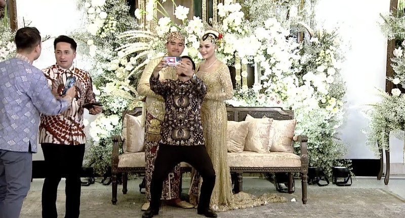 Raffi Ahmad & Nagita nampak menghadiri pernikahan Kaesang dan Erina di Pendopo Agung Royal Ambarrukmo Hotel Yogyakarta, Sabtu (10/12/2022). (Tangkapan Layar Youtube Presiden Joko Widodo)