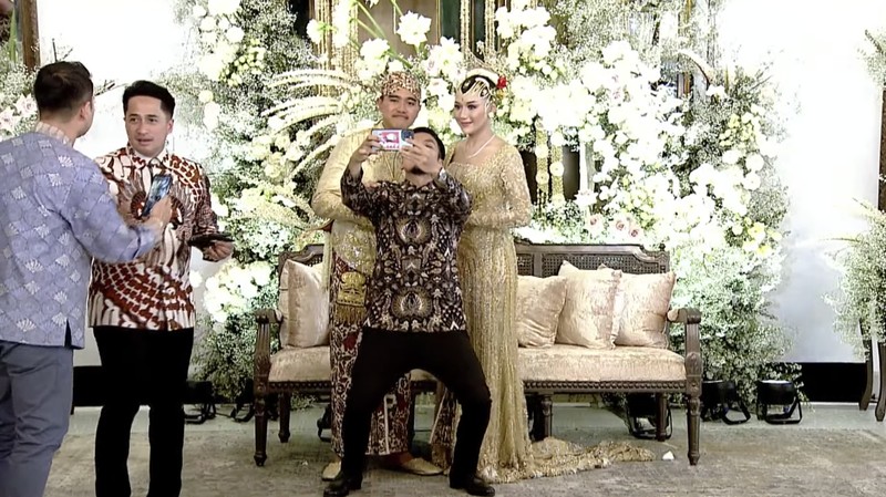 Raffi Ahmad & Nagita nampak menghadiri pernikahan Kaesang dan Erina di Pendopo Agung Royal Ambarrukmo Hotel Yogyakarta, Sabtu (10/12/2022). (Tangkapan Layar Youtube Presiden Joko Widodo)