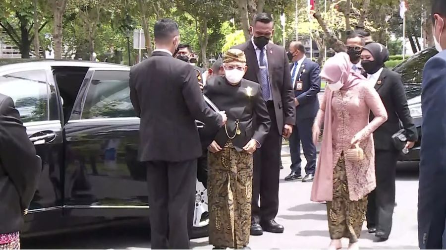 Wakil Presiden K.H. Ma'ruf Amin tiba di lokasi pernikahan Kaesang Pangarep dengan Erina Gudono dari Pendopo Agung Royal Ambarrukmo Hotel Yogyakarta, Sabtu (10/12/2022). (Tangkapan Layar Youtube Presiden Joko Widodo)