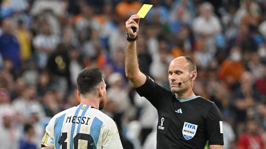 Wasit Spanyol Antonio Mateu Lahoz menunjukkan kartu kuning kepada pemain depan Argentina # 10 Lionel Messi selama pertandingan sepak bola perempat final Piala Dunia Qatar 2022 antara Belanda dan Argentina di Stadion Lusail, utara Doha, pada 9 Desember 2022. (ALBERTO PIZZOLI/AFP via Getty Images)