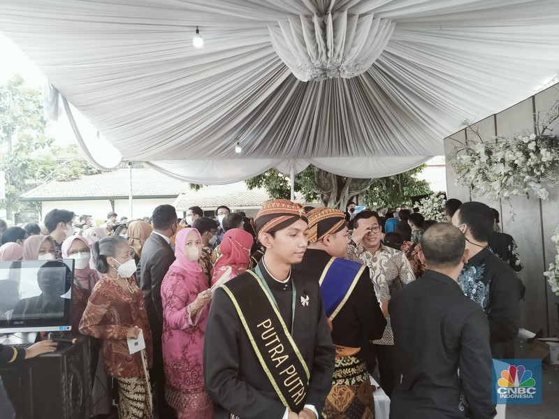 Nampak Gubernur Jawa Tengah dan Ahok mulai memasuki Aula Pura Mangkunegaran Solo, dalam tasyakuran pernikahan putra bungsu Presiden Joko Widodo Kaesang dengan Erina Gudono, Minggu (12/12/2022). (CNBC Indonesia)