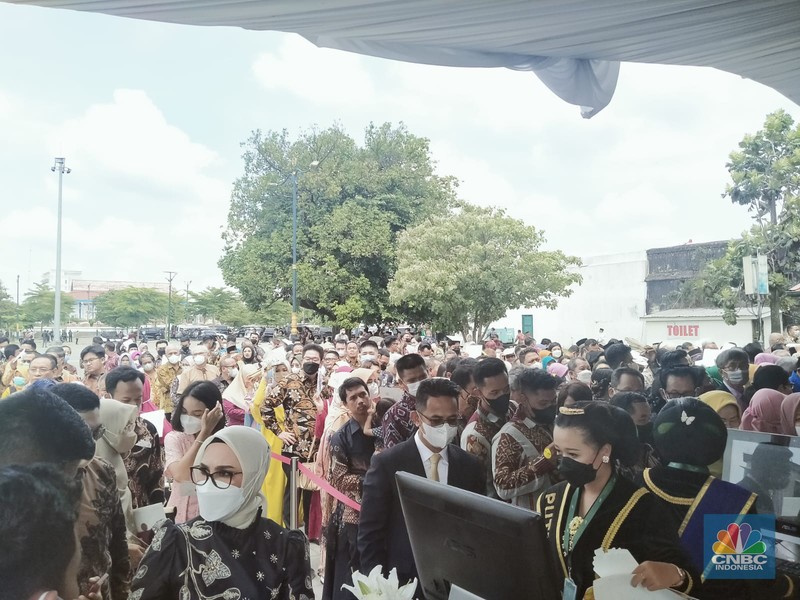 Nampak Gubernur Jawa Tengah dan Ahok mulai memasuki Aula Pura Mangkunegaran Solo, dalam tasyakuran pernikahan putra bungsu Presiden Joko Widodo Kaesang dengan Erina Gudono, Minggu (12/12/2022). (CNBC Indonesia)