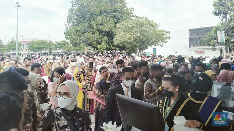 Nampak Gubernur Jawa Tengah dan Ahok mulai memasuki Aula Pura Mangkunegaran Solo, dalam tasyakuran pernikahan putra bungsu Presiden Joko Widodo Kaesang dengan Erina Gudono, Minggu (12/12/2022). (CNBC Indonesia)
