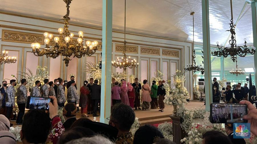 Nampak Gubernur Jawa Tengah dan Ahok mulai memasuki Aula Pura Mangkunegaran Solo, dalam tasyakuran pernikahan putra bungsu Presiden Joko Widodo Kaesang dengan Erina Gudono, Minggu (12/12/2022). (CNBC Indonesia)