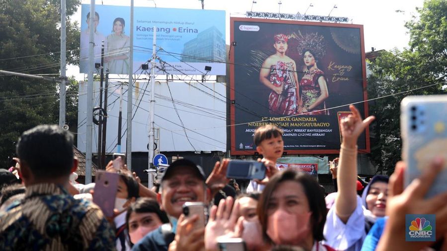 Baliho ucapan selamat untuk pernikahan Kaesang Pangarep dan Erina Gudono tersebar di Kota Solo dan sekitarnya. (CNBC Indonesia/ Muhammad Sabki)