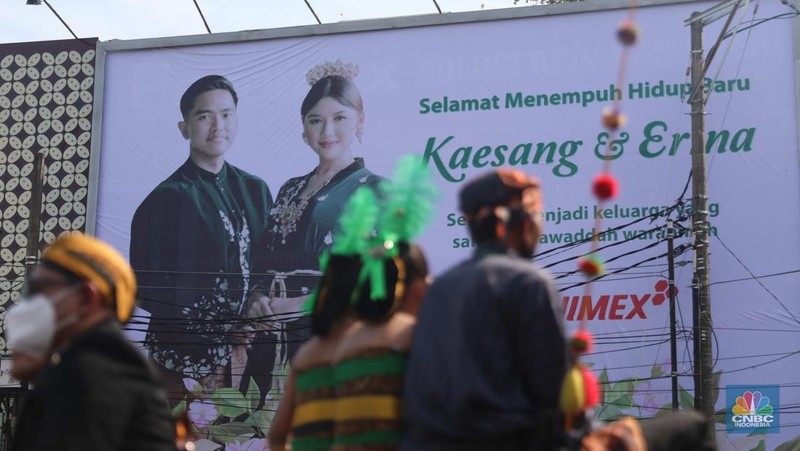 Baliho ucapan selamat untuk pernikahan Kaesang Pangarep dan Erina Gudono tersebar di Kota Solo dan sekitarnya. (CNBC Indonesia/ Muhammad Sabki)