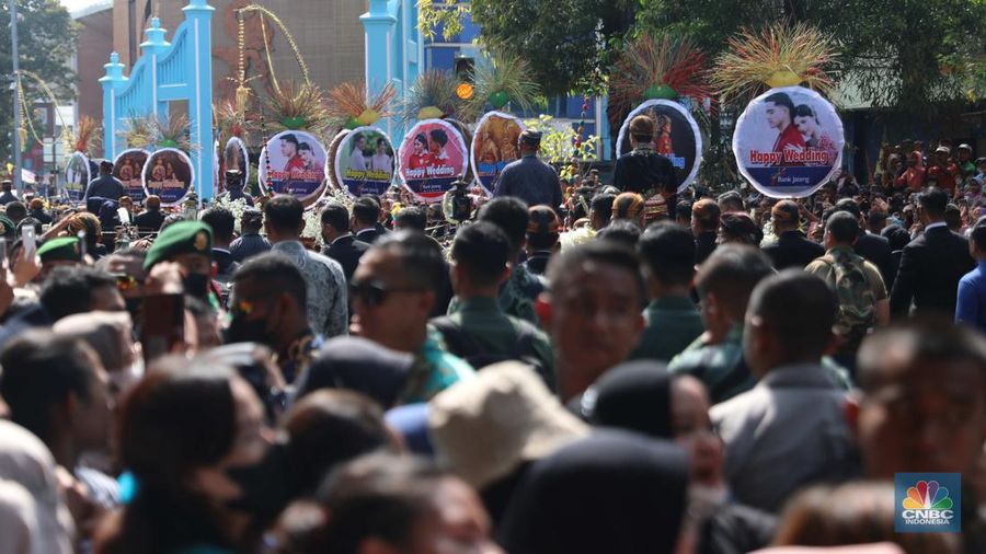 Baliho ucapan selamat untuk pernikahan Kaesang Pangarep dan Erina Gudono tersebar di Kota Solo dan sekitarnya. (CNBC Indonesia/ Muhammad Sabki)