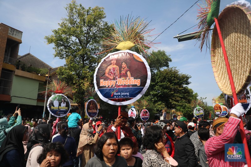 Baliho ucapan selamat untuk pernikahan Kaesang Pangarep dan Erina Gudono tersebar di Kota Solo dan sekitarnya. (CNBC Indonesia/ Muhammad Sabki)